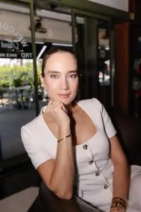Elif Arslangiray'ın beyaz kıyafetli portre fotoğrafı